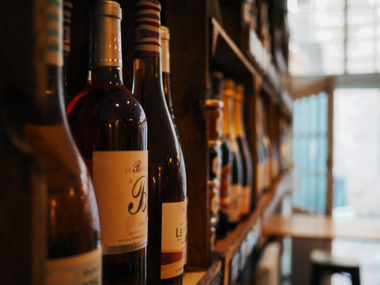 Zestawy Prezentowe z Winem – Wytworne Podarunki dla Wino-Lubnych